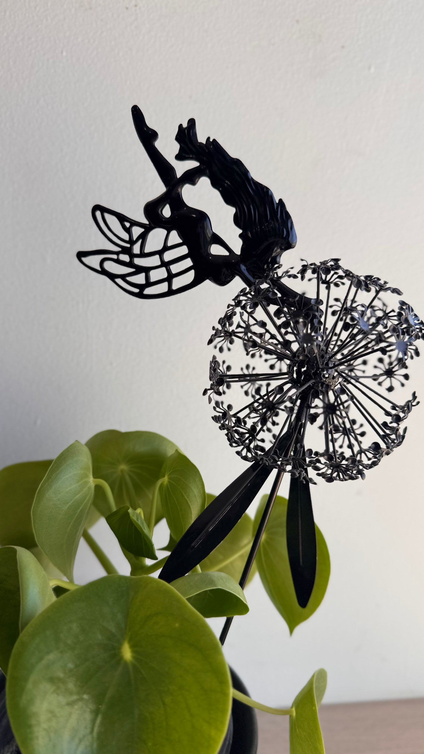 Decoración de hada volando sobre flor