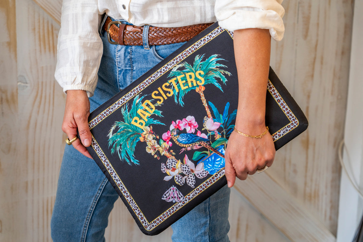 Funda Computador 13" Edición Limitada Bad Sisters