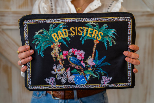 Funda Computador 13" Edición Limitada Bad Sisters