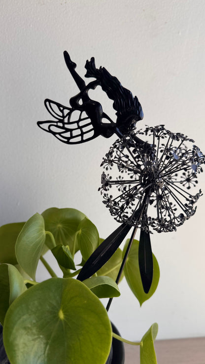 Decoración de hada volando sobre flor