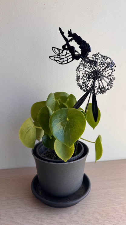 Decoración de hada volando sobre flor