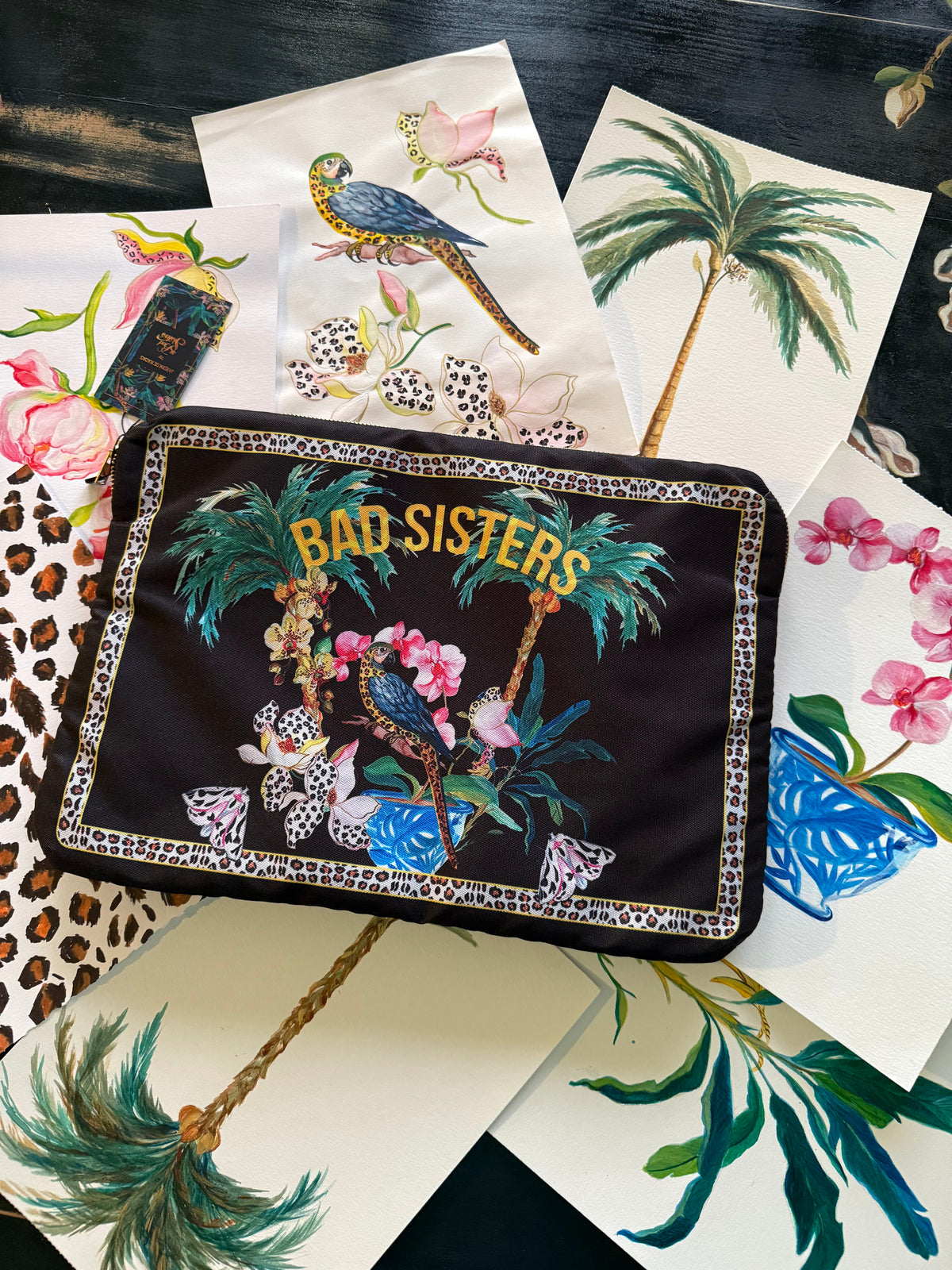 Funda Computador 13" Edición Limitada Bad Sisters