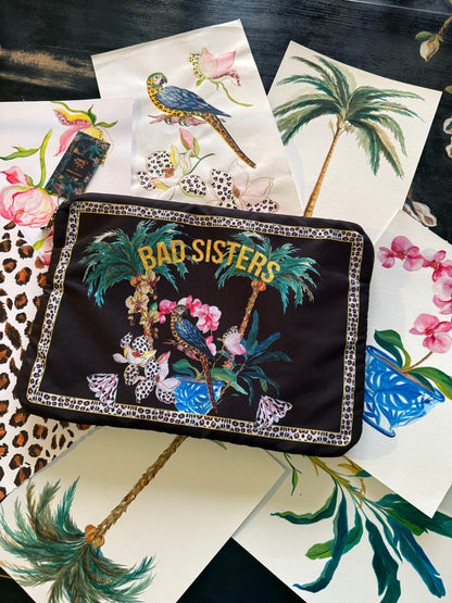 Funda Computador 13" Edición Limitada Bad Sisters