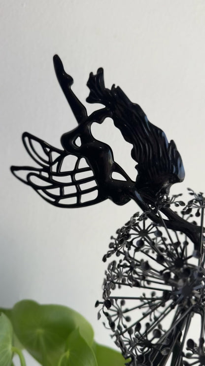 Decoración de hada volando sobre flor