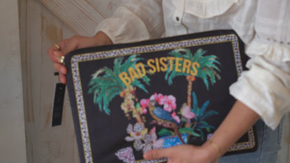 Funda Computador 13" Edición Limitada Bad Sisters